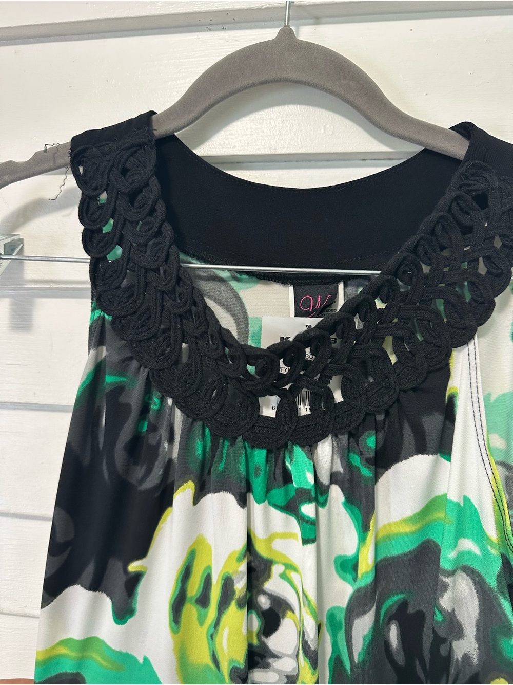 Wrapper Sleeveless Floral Shift Dress in Black & Green NWT - Picture 3 of 3